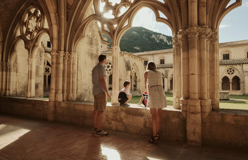 pareja con dos niños en el claustro del monasterio de Irantzu